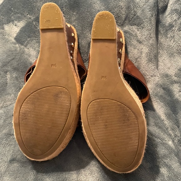 2/$20 Guess tan wedge sandals w/gold studs - Picture 3 of 4